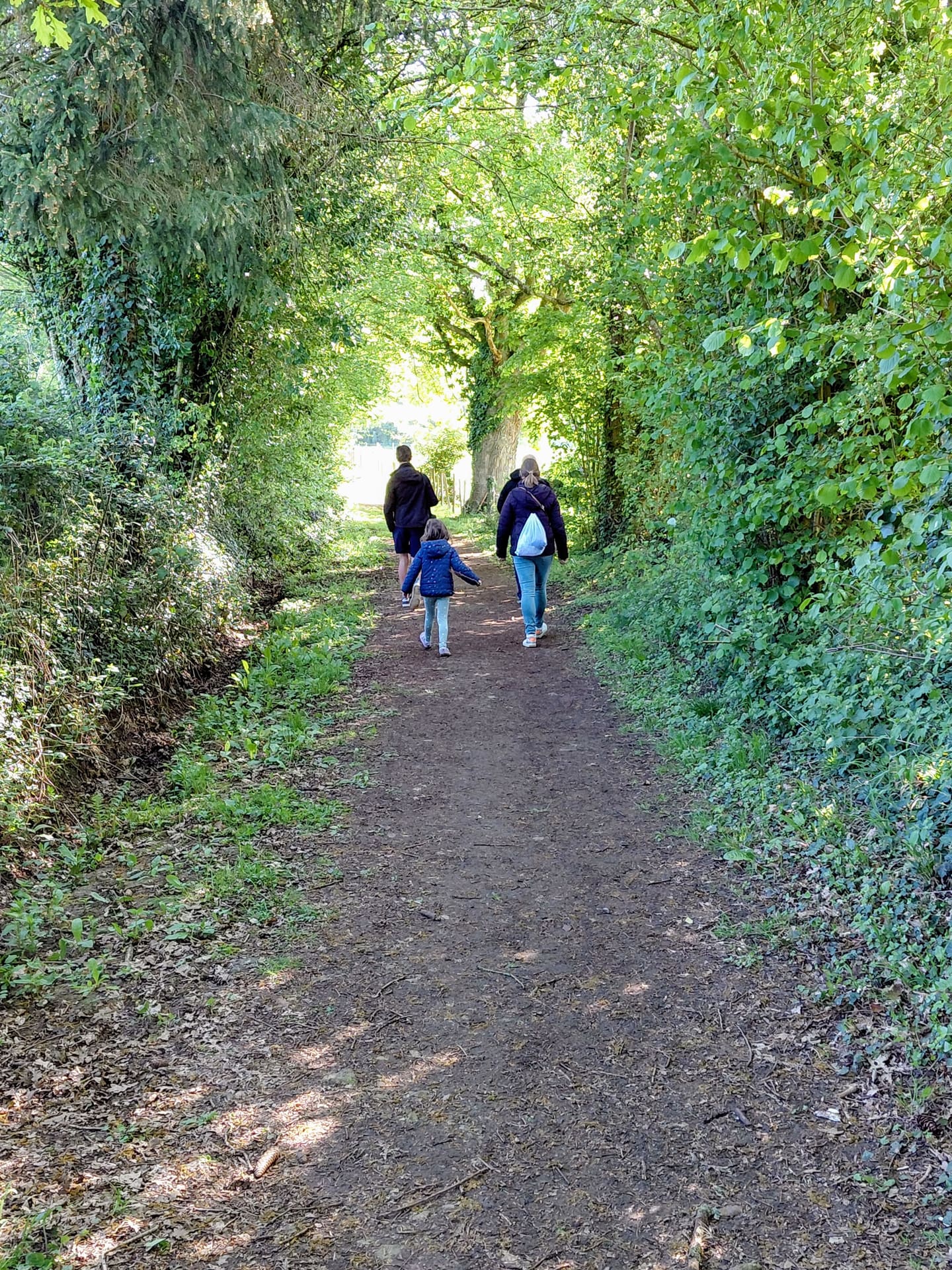 En famille sur un chemin creux du Perche
