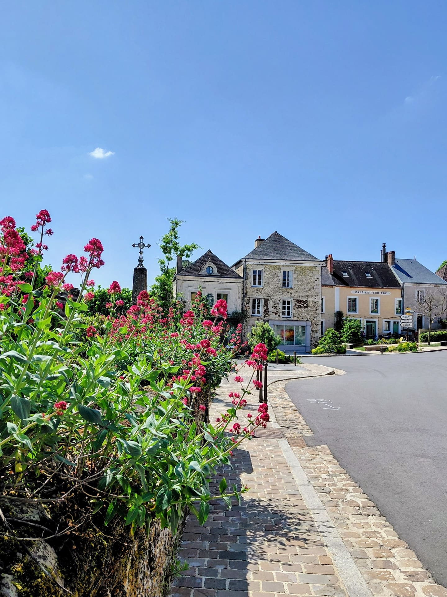 La place de La Perrière et le Café La Perrière